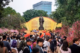 Trung tâm Hà Nội ken đặc người những ngày đầu năm mới