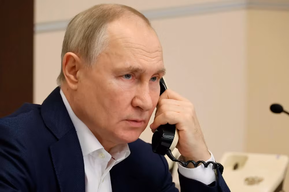 Để bảo đảm an toàn tuyệt đối, Tổng thống Putin được cho là chỉ sử dụng hệ thống liên lạc bảo mật đặc biệt do các cơ quan an ninh Nga quản lý, thay vì các ứng dụng nhắn tin, cuộc gọi di động hay nền tảng trực tuyến thông thường.