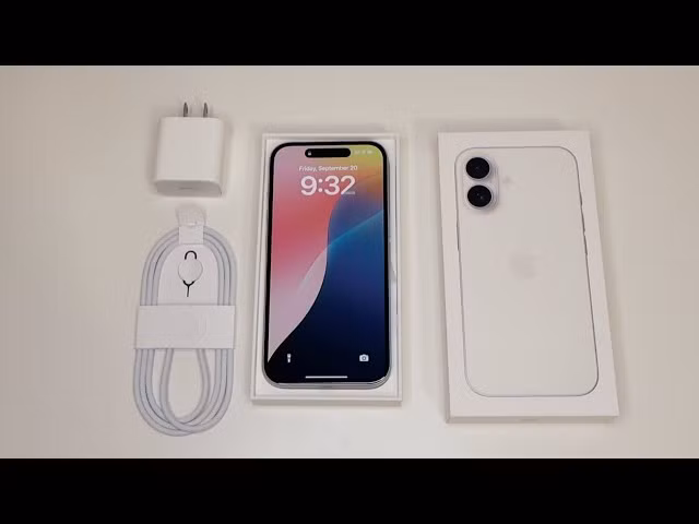 Những năm gần đây, Apple tiếp tục tối giản bao bì bằng cách bỏ lớp bọc nhựa và sử dụng vật liệu tái chế nhiều hơn, trong đó hộp của iPhone 16 được công bố dùng 100% sợi tái chế nhằm giảm lượng khí thải carbon trong toàn bộ chuỗi vận chuyển toàn cầu.