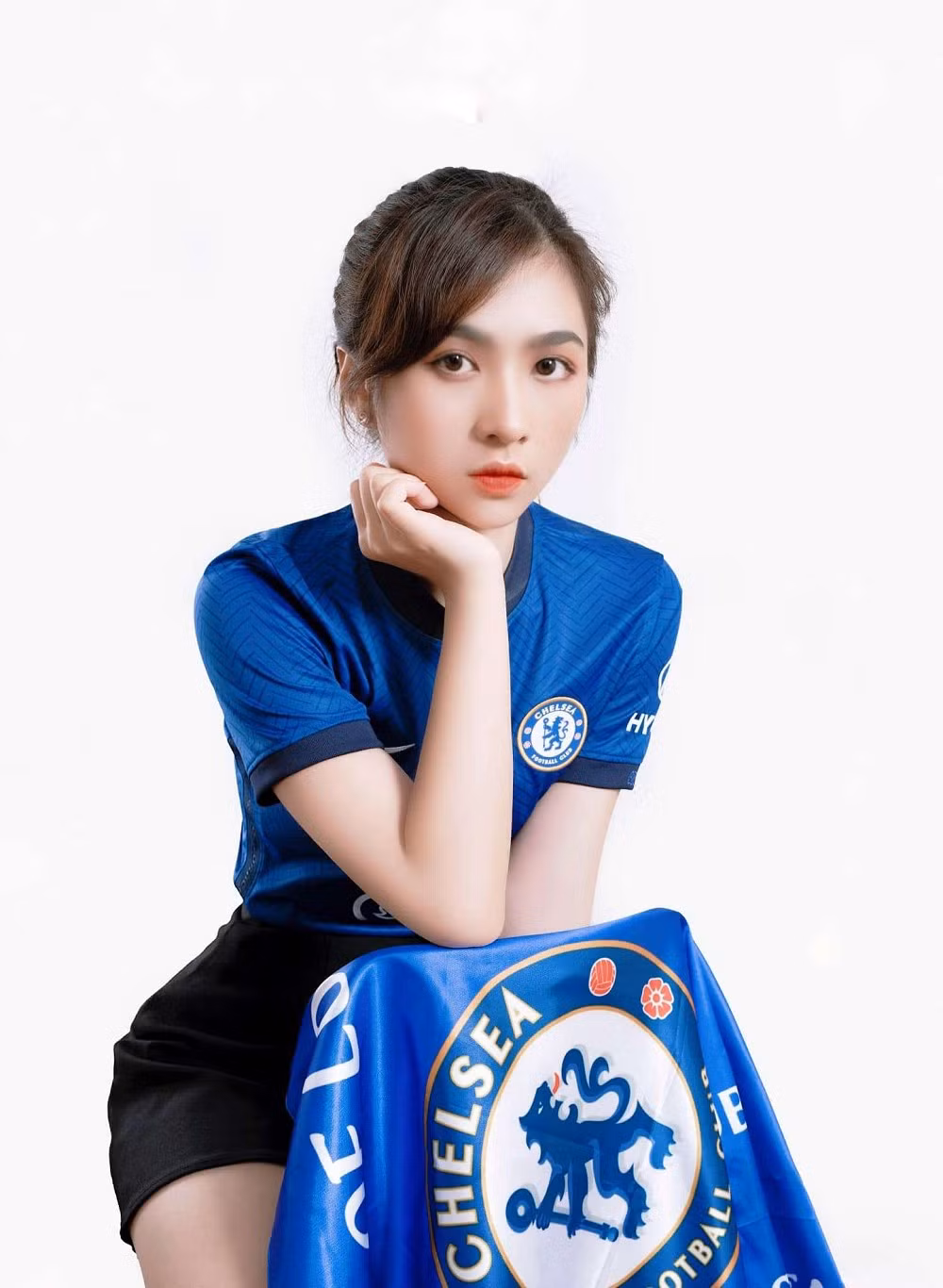 Tình yêu bóng đá giúp Minh Châu được mệnh danh là “hot girl Chelsea” trong cộng đồng mạng.