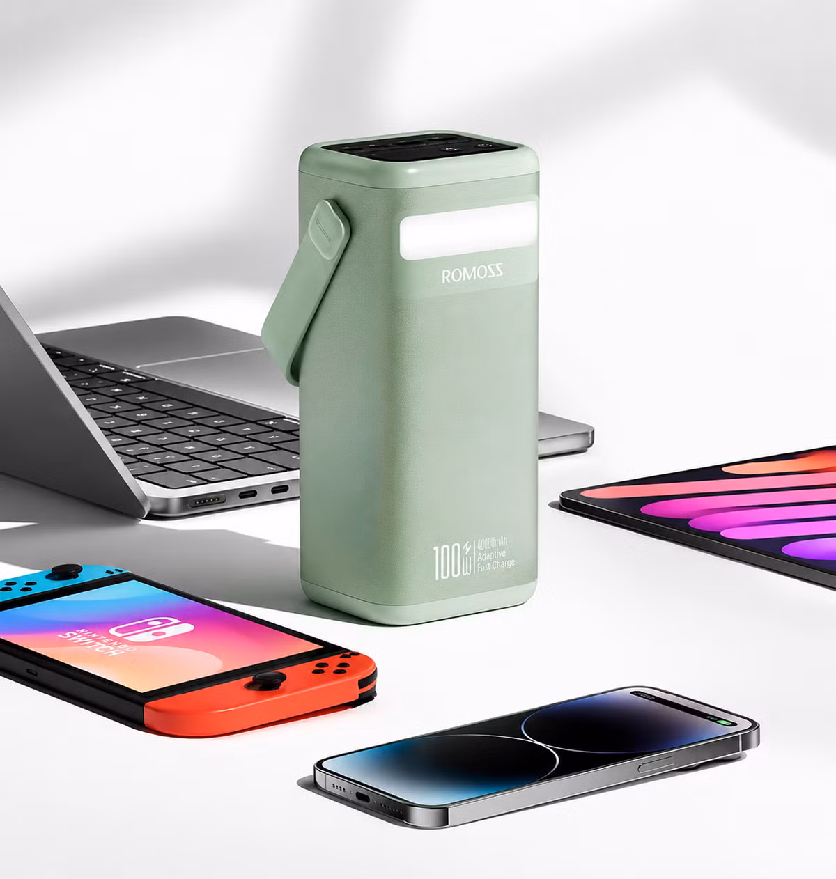 Trong khi đó, Romoss PMT60 60.000mAh được xem như giải pháp nằm giữa pin dự phòng truyền thống và trạm sạc mini khi hỗ trợ công suất tới 100W cùng pin LiFePO4 bền bỉ, phù hợp cho người cần duy trì laptop, đèn USB hoặc thiết bị điện công suất thấp trong thời gian dài.