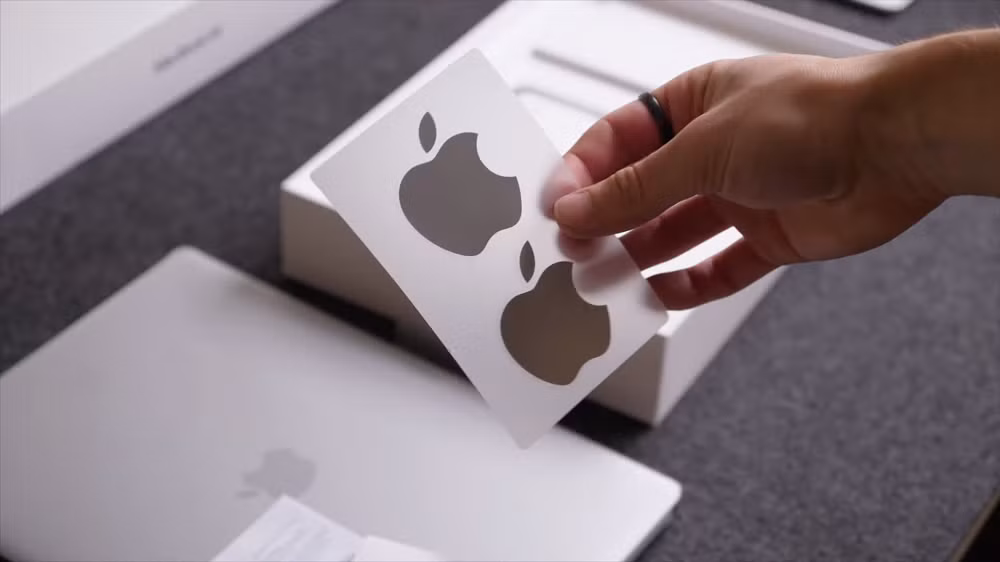 Theo tính toán từ giới phân tích công nghệ, chỉ riêng việc loại bỏ hai miếng sticker trong mỗi hộp iPhone cũng giúp Apple cắt giảm khoảng 400 tấn nhựa không cần thiết, góp phần hiện thực hóa mục tiêu trung hòa carbon vào năm 2030.