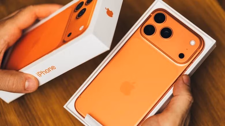 Dù việc biến mất của sticker Apple khiến không ít fan trung thành tiếc nuối, nhưng nó cũng cho thấy ngành công nghệ đang bước vào thời kỳ mà mọi chi tiết nhỏ nhất trong hộp sản phẩm đều phải phục vụ cho bài toán môi trường, chi phí vận chuyển và phát triển bền vững toàn cầu.