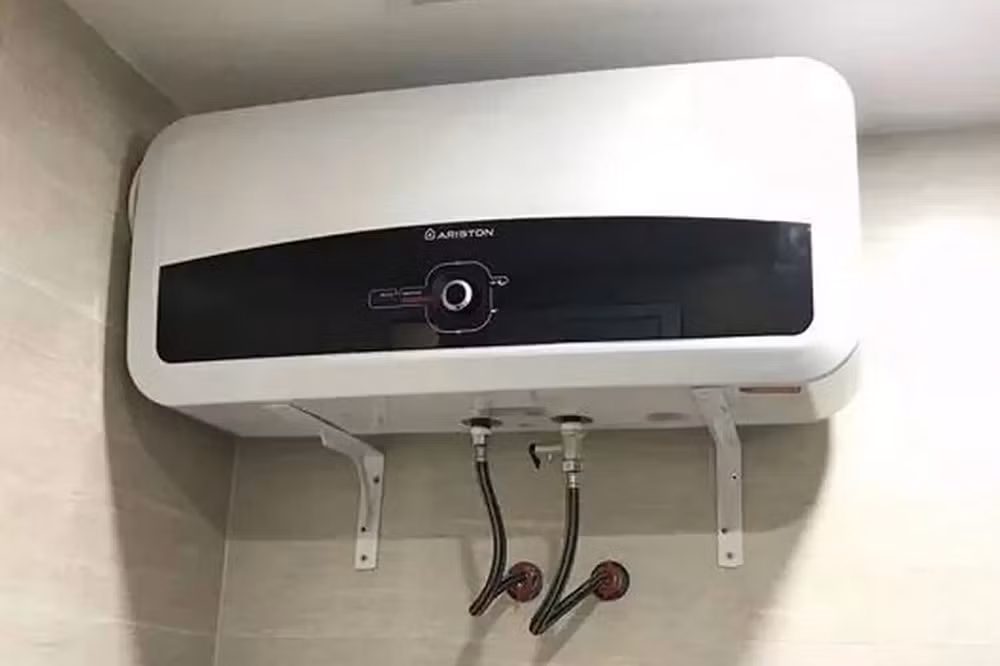 Bình nóng lạnh là một trong những thiết bị gia dụng có công suất cao phổ biến nhất, khi các mẫu bình nước nóng điện dung tích khoảng 40 gallon được Bộ Năng lượng Mỹ (DOE) đưa ra với mức công suất tham khảo khoảng 4.500-5.500W, đồng nghĩa thiết bị có thể sử dụng lượng điện đáng kể chỉ trong thời gian ngắn để làm nóng nước, vì vậy EVN khuyến cáo người dùng nên bật bình trước khi tắm khoảng 15-30 phút và tắt trước khi sử dụng nước nóng thay vì duy trì nguồn điện liên tục.