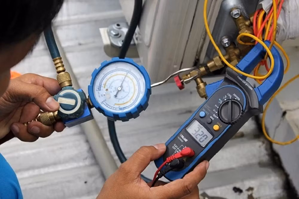 Trong nhiều trường hợp, sự cố lại xuất phát từ tụ điện, block máy nén hoặc các linh kiện điện tử bên trong hệ thống, vì vậy người dùng nên yêu cầu kỹ thuật viên đo áp suất gas, kiểm tra tình trạng hoạt động của máy nén và xác định chính xác nguyên nhân trước khi đưa ra phương án sửa chữa.
