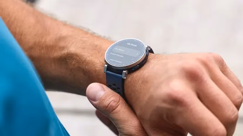 Ở chiều ngược lại, T-Rex Ultra 2 là mẫu smartwatch “hầm hố” dành cho các hoạt động khắc nghiệt với khung titan cấp 5, màn hình AMOLED 1,5 inch và độ sáng tương tự 3.000 nit.