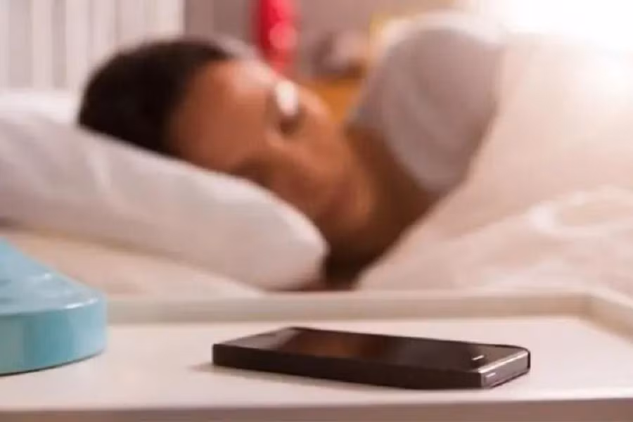 Hơn 1.300 người tham gia khảo sát cho thấy không có bằng chứng rõ ràng việc dùng điện thoại buổi tối gây mất ngủ.