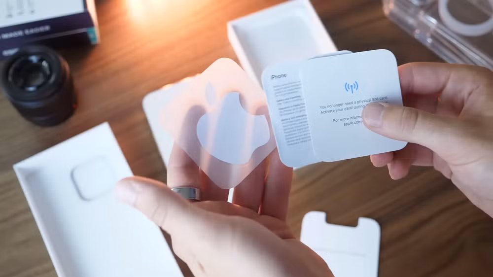 Apple từng khiến hàng triệu fan công nghệ thích thú mỗi lần “đập hộp” iPhone nhờ hai miếng sticker logo quả táo đi kèm, nhưng từ thế hệ iPhone 16 trở đi, món quà biểu tượng này đã chính thức bị khai tử sau gần hai thập kỷ tồn tại.