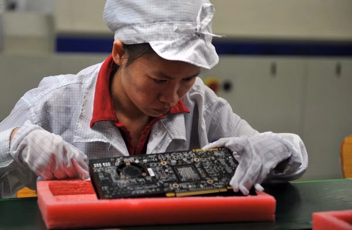 Tác giả Patrick McGee cho rằng Apple giống như Prometheus, trao "ngọn lửa công nghệ" giúp Trung Quốc khai sinh ngành công nghiệp smartphone.