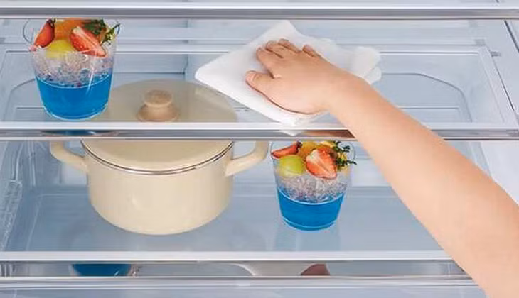 Đối với vệ sinh sâu, tủ lạnh nên được làm sạch toàn diện ít nhất bốn lần mỗi năm bằng cách rút điện, lấy hết thực phẩm ra ngoài rồi lau bên trong bằng dung dịch an toàn như nước pha giấm, chanh hoặc baking soda.