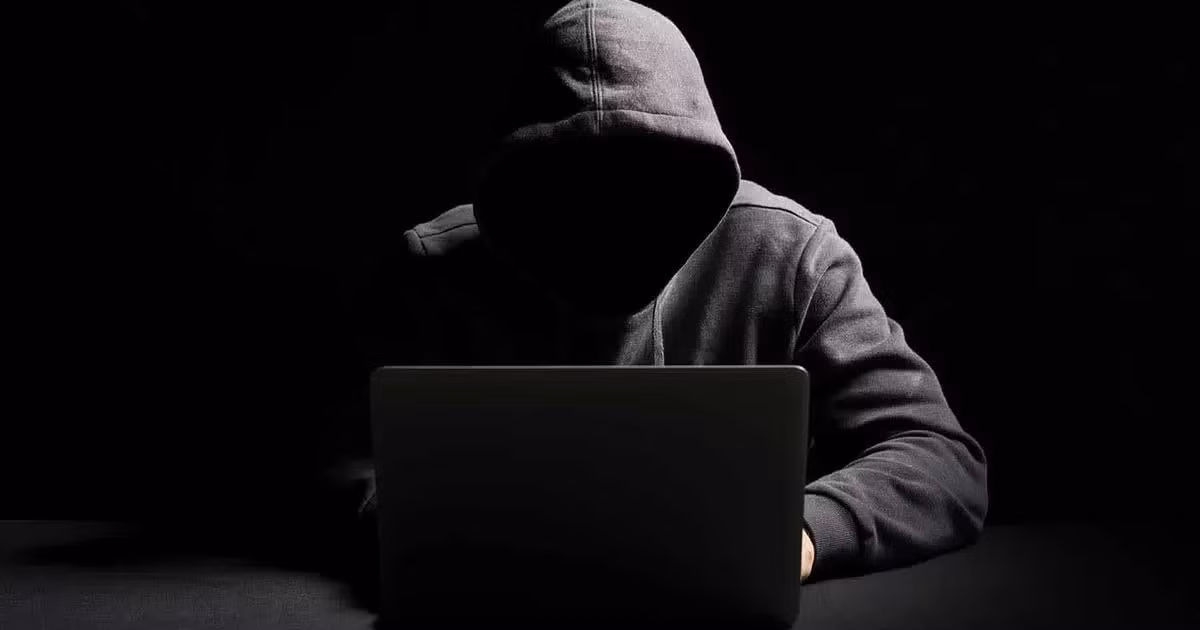 Theo ông Vasily Kolesnikov, chuyên gia bảo mật của Kaspersky, doanh nghiệp cần đặc biệt thận trọng khi nhân viên sử dụng các công cụ AI công khai trong quy trình làm việc, bởi đây đang là mục tiêu bị tin tặc khai thác mạnh nhất. Việc đào tạo kỹ năng nhận biết website giả mạo và cảnh giác với các tệp tải xuống là yếu tố then chốt để bảo vệ hệ thống.