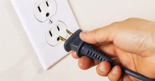 Theo các chuyên gia an toàn điện, việc rút phích cắm những thiết bị không cần thiết trước khi đi xa không chỉ giúp tiết kiệm điện mà còn giảm đáng kể nguy cơ chập cháy do sự cố điện, đặc biệt trong những ngày thời tiết nắng nóng khiến hệ thống điện phải hoạt động với cường độ cao hơn bình thường.