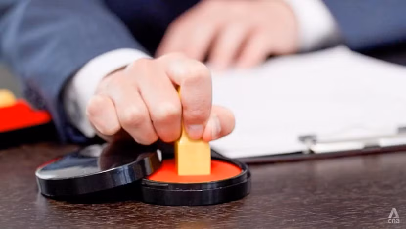 Tương tự, hệ thống con dấu cá nhân hanko từng đóng vai trò quan trọng trong việc xác thực danh tính và giao dịch pháp lý, khiến hàng loạt quy trình được xây dựng xoay quanh giấy tờ vật lý, từ đó tạo ra rào cản lớn cho quá trình chuyển đổi sang môi trường số do chi phí thay đổi quá cao và cần sự đồng thuận từ nhiều bên liên quan.