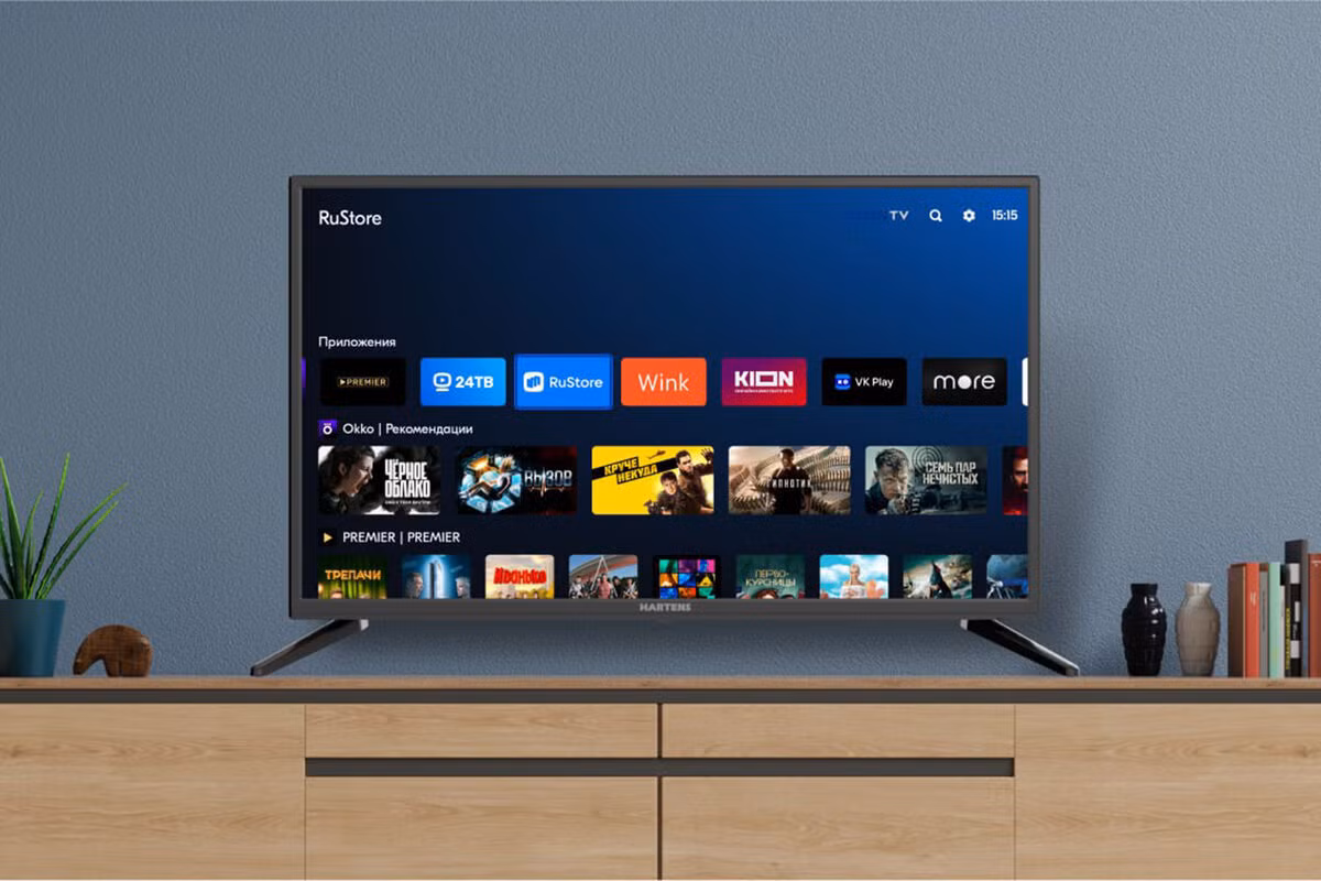 Việc ưa chuộng TV màn hình nhỏ được cho là xuất phát từ mức giá dễ tiếp cận, khả năng hiển thị vẫn đáp ứng tốt nhu cầu xem phim và giải trí nhờ độ phân giải Full HD hoặc 4K. Đồng thời, kích thước gọn gàng cũng phù hợp với đặc điểm nhà ở và căn hộ có diện tích không quá rộng của nhiều gia đình Nga hiện nay.