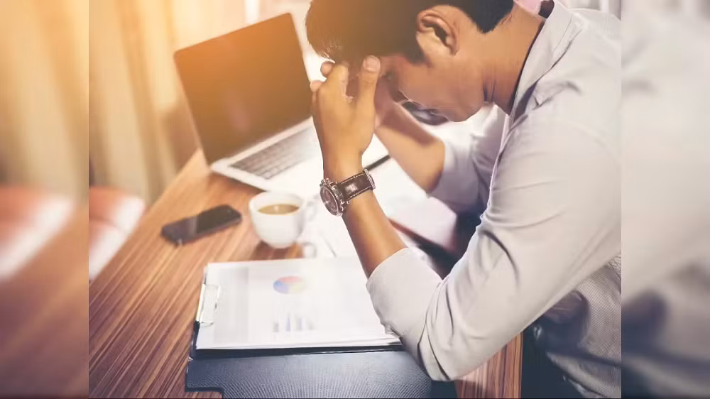 Các chuyên gia cho rằng nguyên nhân sâu xa đến từ áp lực doanh số nội bộ quá lớn, khiến nhân viên buộc phải gian lận để đạt chỉ tiêu bán chéo sản phẩm.