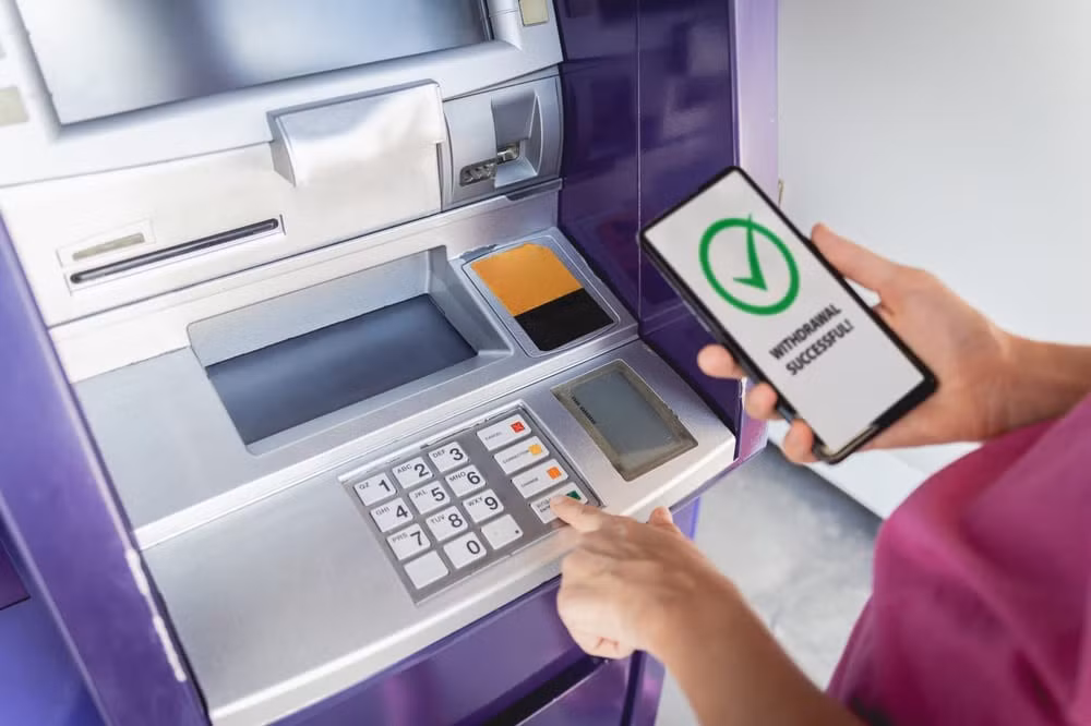 Điều này khiến khách hàng không thể rút toàn bộ tiền nếu thực hiện qua cây ATM thông thường.
