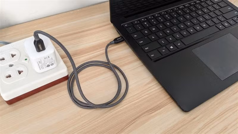 Bên cạnh đó, các thiết bị điện tử như máy tính để bàn, laptop, màn hình và máy chơi game cũng nên được rút hoàn toàn khỏi nguồn điện để tránh nguy cơ hư hỏng do tăng áp hoặc sét lan truyền, nhất là trong mùa mưa bão thường xuất hiện vào thời điểm nghỉ hè tại nhiều khu vực.