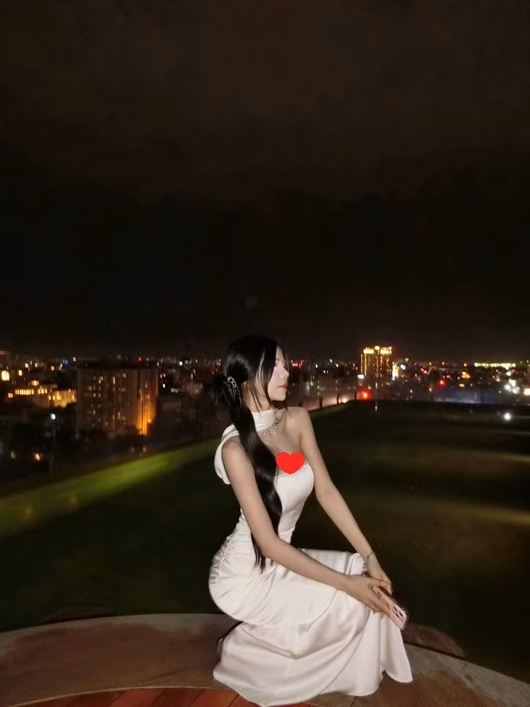 Mới đây, Mai Dora khiến mạng xã hội bùng nổ khi xuất hiện trong bộ váy khoét tinh tế, khoe trọn đường cong và thần thái “cực phẩm”.