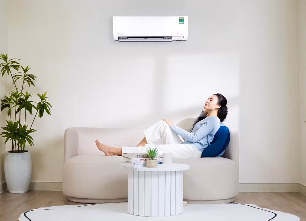 Dòng FTKM mới được trang bị công nghệ Humi Comfort Plus với ba mức điều chỉnh độ ẩm gồm 45%, 55% và 65%, giúp người dùng chủ động tạo môi trường phù hợp cho từng thời điểm như làm việc, nghỉ ngơi hay ngủ ban đêm.