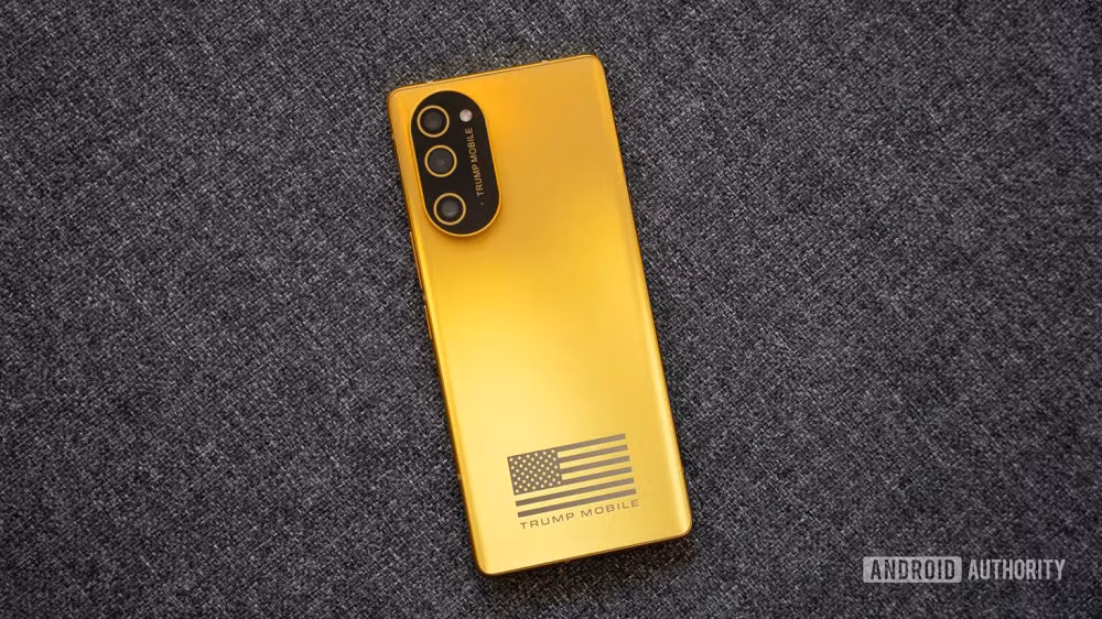 Theo nhận định của Android Authority, điểm gây thất vọng lớn nhất không chỉ nằm ở cấu hình hay thiết kế mà còn ở việc tổng thể trải nghiệm của Trump Mobile T1 thiếu sức cạnh tranh, tạo cảm giác như một sản phẩm đã lỗi thời ngay từ khi xuất hiện trên thị trường.(Ảnh: Android Authority)