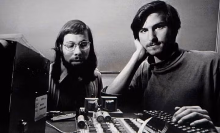Sinh năm 1955 tại San Francisco, Mỹ, Steve Jobs cùng người bạn Steve Wozniak sáng lập Apple Computer vào năm 1976 với khát vọng đưa máy tính cá nhân đến gần hơn với mọi người thay vì chỉ phục vụ doanh nghiệp và giới nghiên cứu, mở ra một hướng đi hoàn toàn mới cho ngành công nghiệp công nghệ thời bấy giờ.