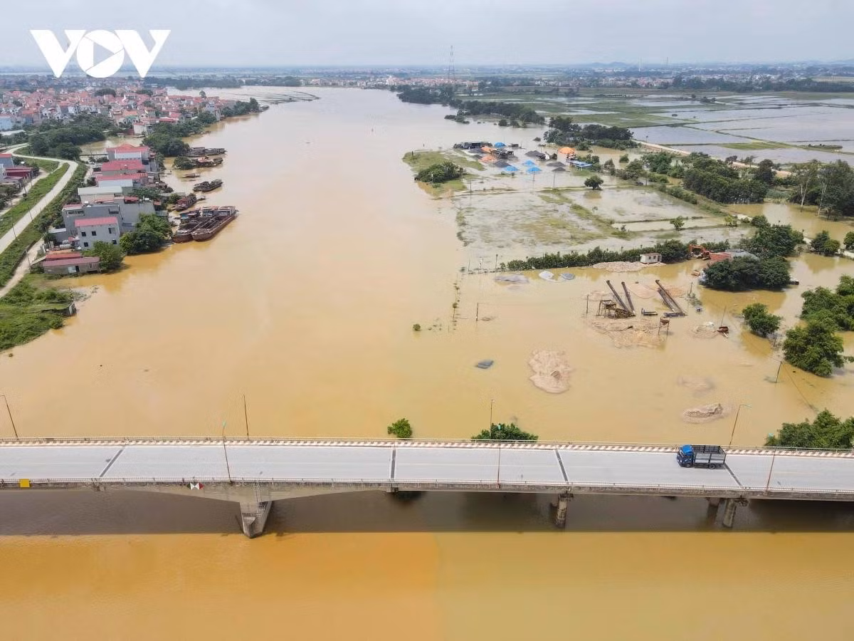 Tại khu vực cầu Vát xã Hợp Thịnh (Hiệp Hòa, Bắc Giang) mức nước dâng cao ở mức đáng báo động.