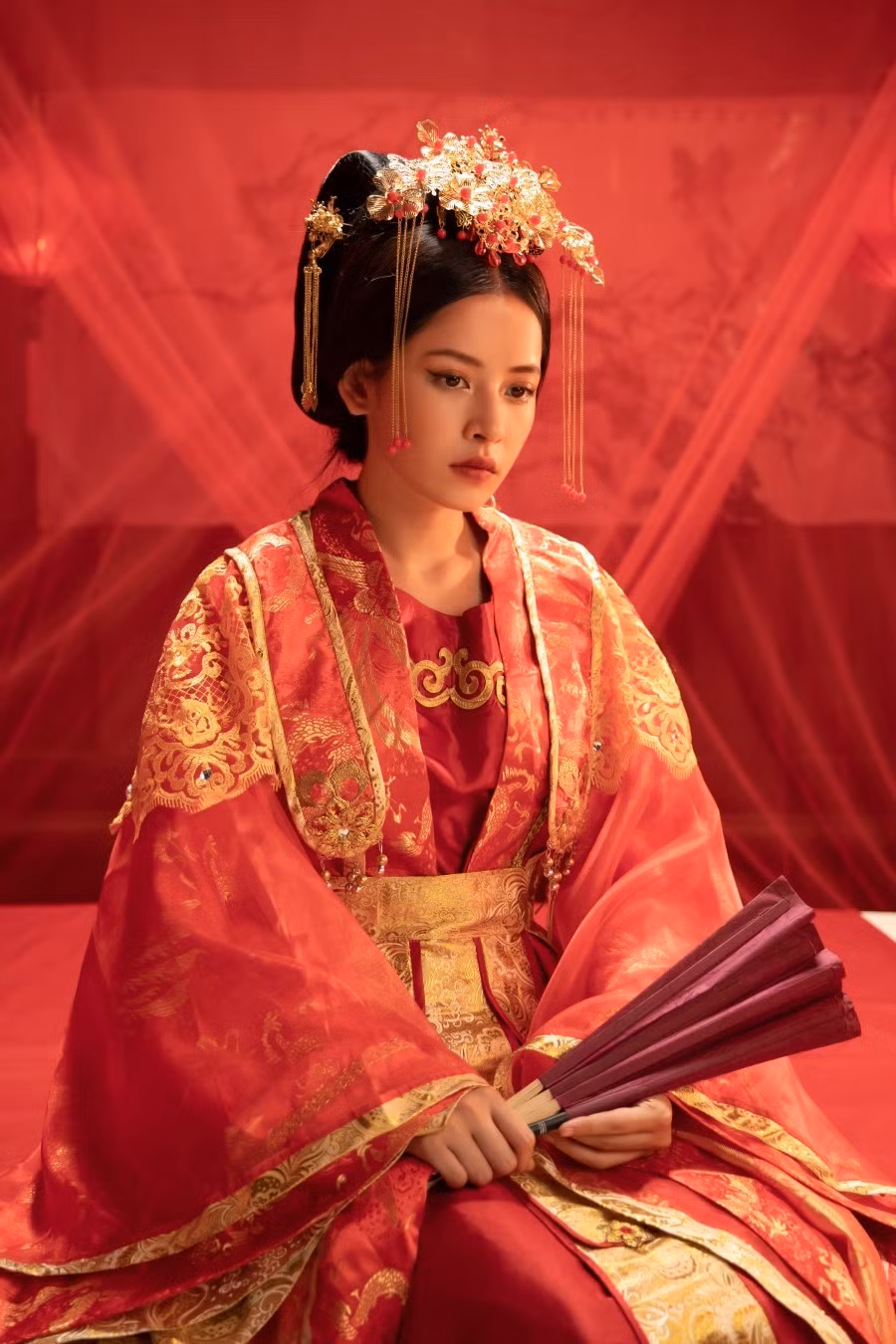 Ngay cả Ninh Dương Lan Ngọc hay Chi Pu cũng bị cư dân mạng “réo tên” khi so sánh với visual cổ tích này.