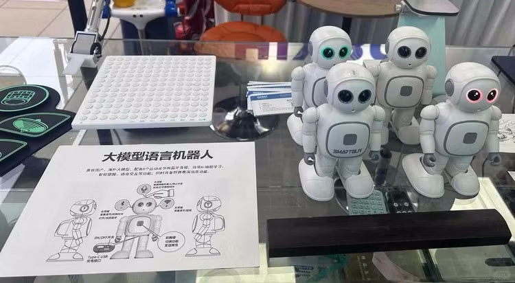 Sự thay đổi của Huaqiangbei phản ánh tham vọng công nghệ ngày càng lớn của Trung Quốc, đồng thời cho thấy Thâm Quyến tiếp tục tái định nghĩa vai trò của mình sau hơn 40 năm phát triển thần tốc, từ một làng chài nhỏ trở thành “thung lũng Silicon phần cứng” nổi tiếng của thế giới.