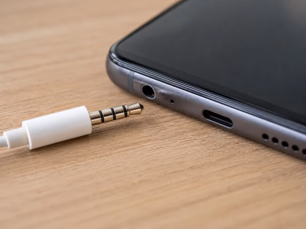 Dù công nghệ tai nghe không dây và các chuẩn kết nối hiện đại như USB-C hay Lightning đang ngày càng phổ biến, những vòng tròn nhỏ trên jack tai nghe 3.5 mm vẫn được xem là minh chứng cho tư duy thiết kế kỹ thuật tinh tế, nơi một chi tiết rất nhỏ lại đóng vai trò cực kỳ quan trọng trong việc bảo đảm chất lượng âm thanh và độ ổn định của thiết bị.