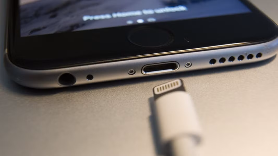 Apple khuyến cáo nên ngắt kết nối ngay mọi dây cáp, giữ iPhone hướng đầu sạc xuống và để khô tự nhiên.