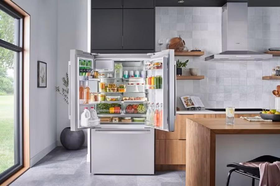 Để tính lượng điện tiêu thụ mỗi năm, hãy nhân công suất tủ lạnh với số giờ sử dụng, rồi chia 1.000 và nhân 365.