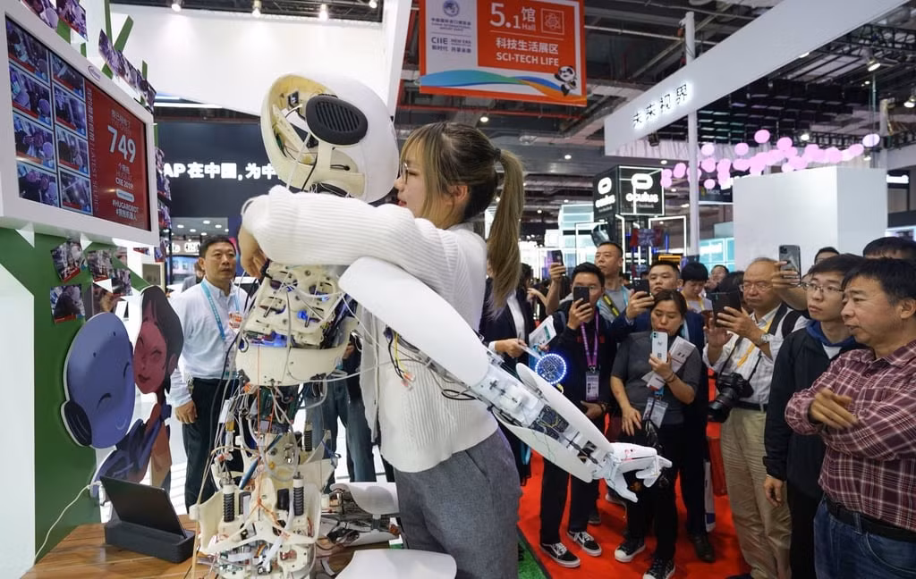 Chỉ cần tải lên hàng loạt dữ liệu cá nhân như tin nhắn WeChat, bài đăng mạng xã hội, hình ảnh và nhật ký trò chuyện, hệ thống AI sẽ phân tích cách nói chuyện, thói quen và cảm xúc để dựng nên một phiên bản ảo gần như giống hệt đối phương ngoài đời.