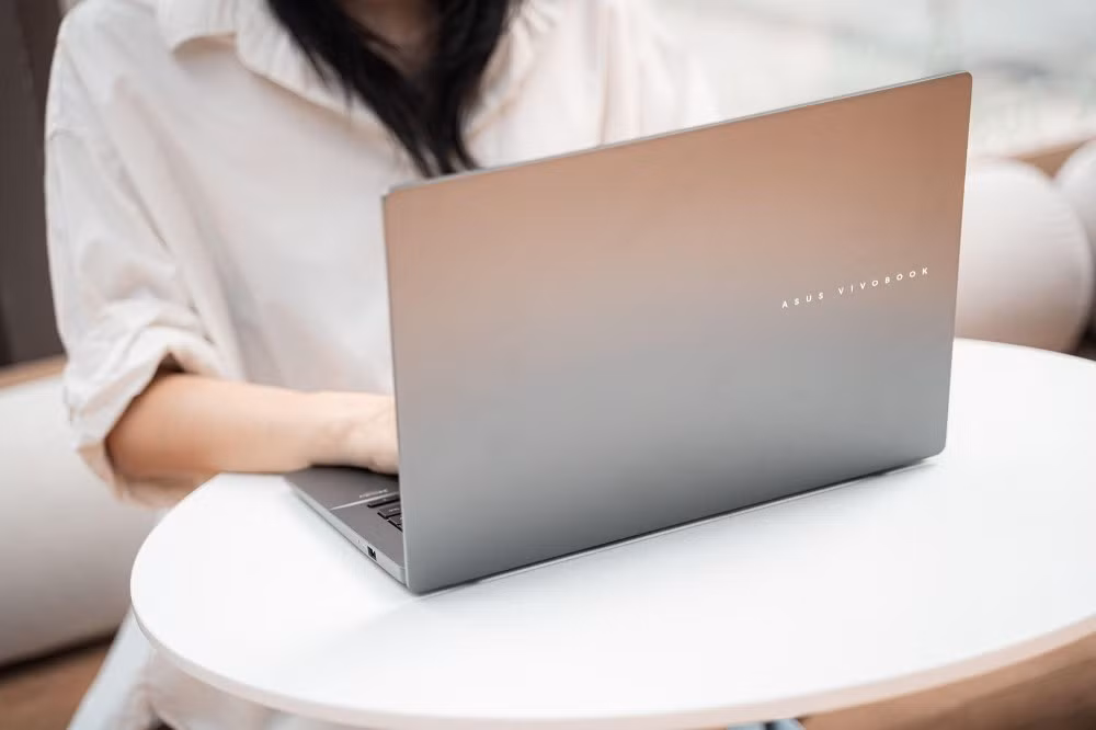 Màn hình OLED chuẩn màu cùng AI tóm tắt tài liệu giúp sinh viên chạy deadline dễ dàng và bảo vệ mắt tốt hơn.