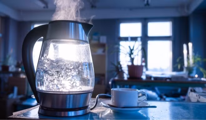 Ấm siêu tốc cũng có công suất khoảng 1.500W theo tài liệu tham khảo của DOE và cần lượng điện đáng kể trong thời gian ngắn để nhanh chóng đưa nước tới điểm sôi, nhưng do mỗi lần đun thường chỉ kéo dài vài phút nên tổng điện năng tiêu thụ có thể thấp hơn nhiều thiết bị hoạt động lâu hơn, qua đó cho thấy muốn xác định thiết bị nào thực sự “ngốn điện”, người dùng cần xét đồng thời công suất, thời gian và tần suất sử dụng thay vì chỉ nhìn vào một thông số.