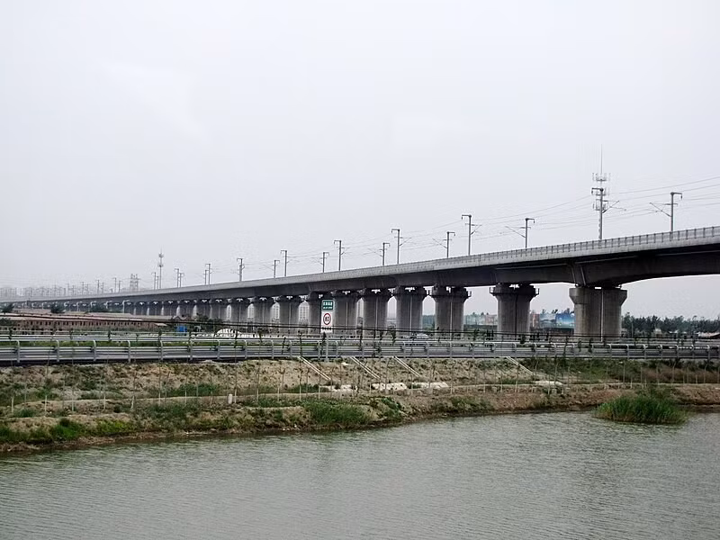 Nhờ áp dụng công nghệ cầu vòm tự neo, Trung Quốc tạo nên căn cứ tốc độ đầu tiên băng qua địa hình đất yếu phức tạp.(Ảnh: wikipedia)