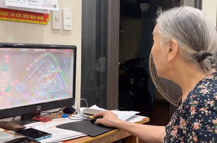 Hình ảnh đôi tay chai sần của một cụ bà U90 đang khiến cộng đồng mạng Việt Nam không khỏi tò mò và thích thú.