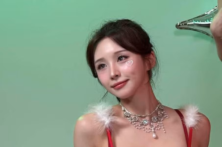 Gương mặt hài hòa, nụ cười rạng rỡ cùng phong cách tạo dáng chuyên nghiệp giúp cô trở thành tâm điểm chú ý trong mùa lễ hội.