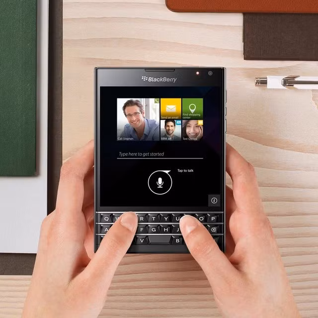  BlackBerry Passport gây ấn tượng với hình dáng vuông độc đáo và bàn phím cảm ứng có một không hai.