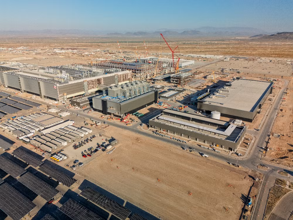 Dù còn nhiều tranh cãi, giới phân tích cho rằng Arizona vẫn sẽ tiếp tục giữ vai trò trung tâm trong tham vọng AI của Mỹ, nhưng thành phố sa mạc này cũng đang trở thành biểu tượng rõ nét cho bài toán đánh đổi giữa công nghệ, việc làm và tài nguyên môi trường trong kỷ nguyên chip AI.