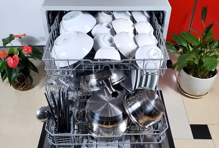 3. Máy rửa bát là thiết bị tiếp theo góp phần giảm tải công việc nội trợ khi có thể tự động làm sạch số lượng lớn bát đĩa, xoong nồi sau mỗi bữa ăn gia đình.