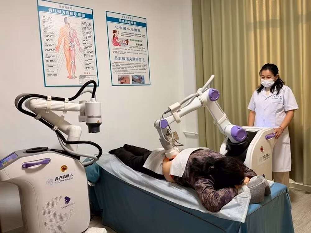 Robot massage, cứu ngải, khung xương ngoài hỗ trợ trị liệu và phục hồi chức năng cho người cao tuổi.