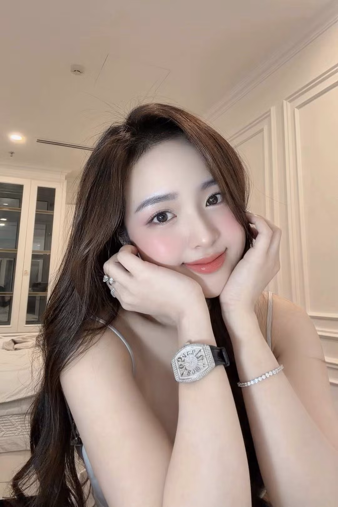 Outfit thể thao tông đen giúp cô nàng khoe trọn vóc dáng săn chắc và thần thái tự tin.