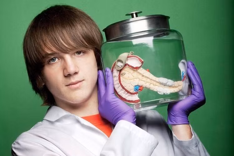 4. Máy phát hiện ung thư tuyến tụy: Jack Andraka, 17 tuổi, đã phát minh que thử phát hiện ung thư tuyến tụy nhanh hơn và nhạy hơn gấp nhiều lần phương pháp truyền thống. (Ảnh: National Geographic Learning: In Focus)