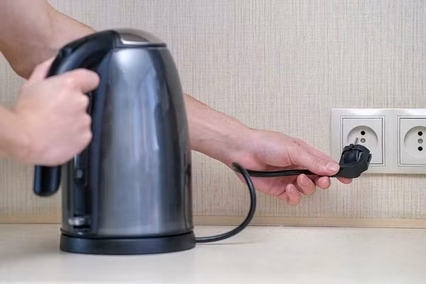Các chuyên gia cũng khuyến cáo người dùng không nên đun nước liên tục nhiều lần trong thời gian ngắn vì điều này khiến linh kiện bên trong phải hoạt động với cường độ cao, làm giảm độ bền và tiềm ẩn nguy cơ mất an toàn, trong khi việc lựa chọn đúng dung tích, đun vừa đủ lượng nước cần thiết và vệ sinh thường xuyên chính là những giải pháp đơn giản nhưng hiệu quả để tiết kiệm điện và sử dụng ấm siêu tốc bền bỉ hơn.