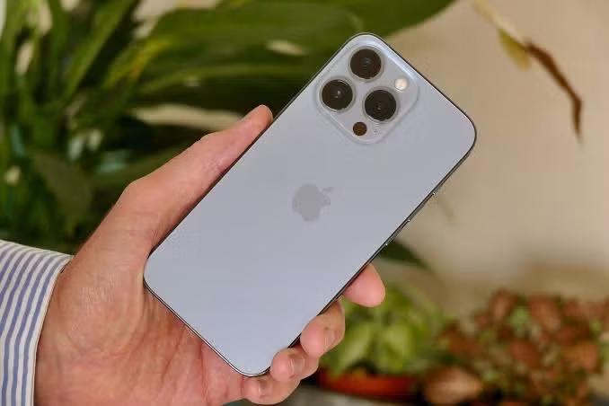 3. iPhone 13 Pro Max nổi bật với pin “vô đối”, màn hình 6.7 inch 120Hz và camera sắc nét, dù vẫn dùng tai thỏ và cổng Lightning.