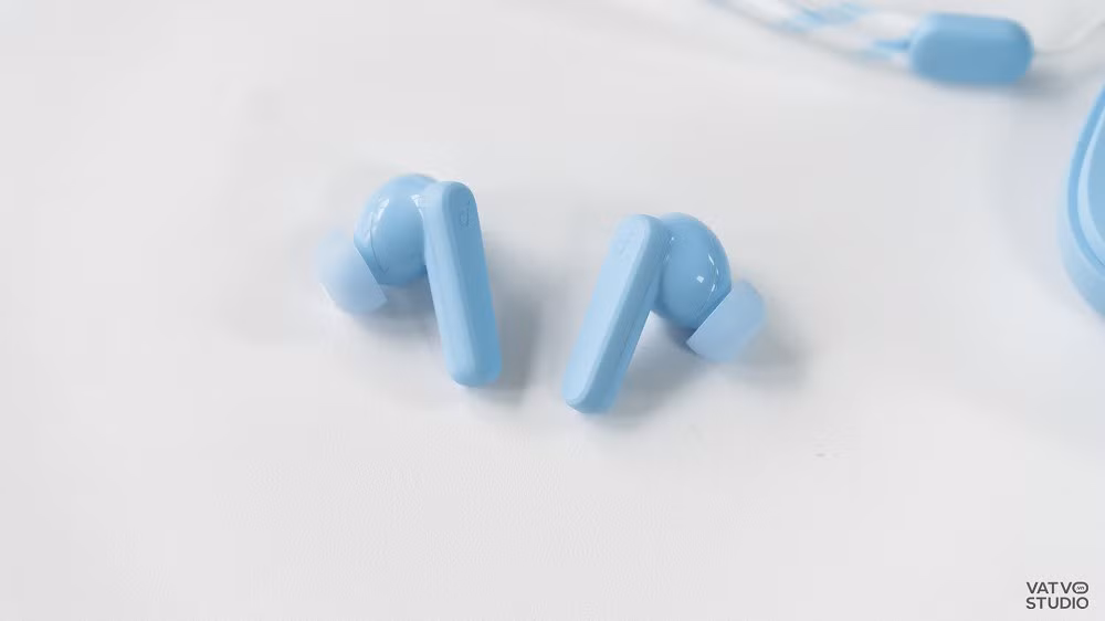 Tai nghe này dùng Bluetooth 5.3, pin 30 giờ, hướng tới trải nghiệm nghe “đã tai” cho nhạc và video. (Ảnh: Vatvostudio)