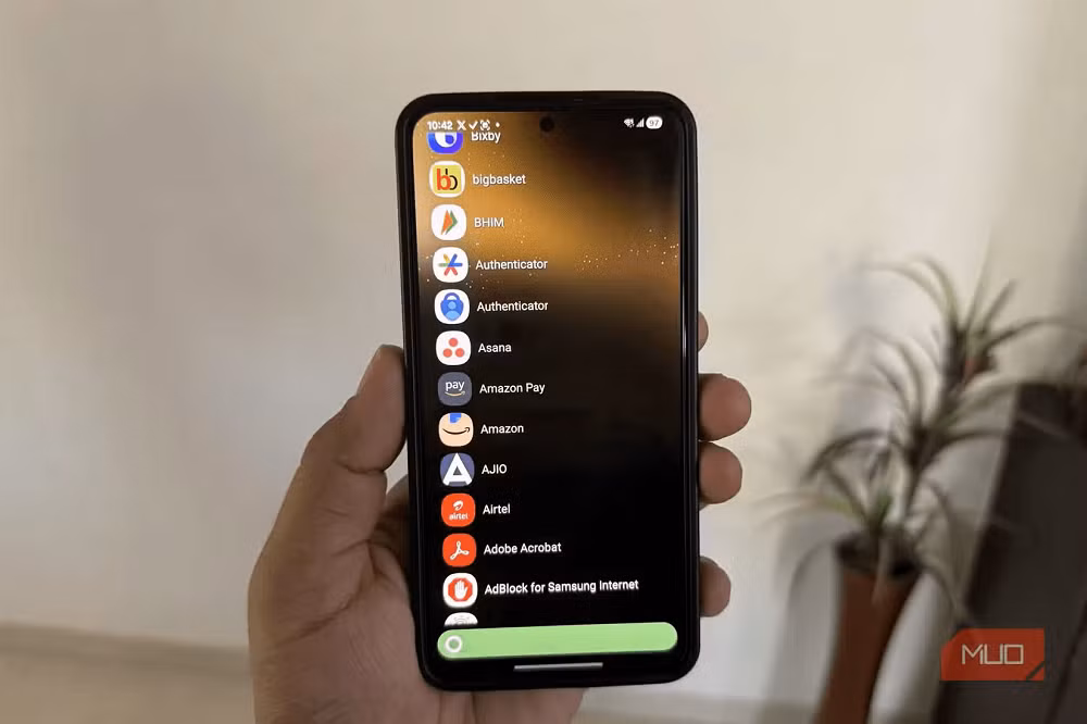 Ở nhóm tùy biến giao diện, KISS Launcher chỉ nặng khoảng 250KB nhưng vẫn mang đến khả năng tìm kiếm thông minh, cho phép mở nhanh ứng dụng, danh bạ, cài đặt hay tìm kiếm trên web ngay từ màn hình chính, góp phần tăng tốc thao tác trên cả những smartphone Android cấu hình tầm trung hoặc đời cũ. (Ảnh: MUO)