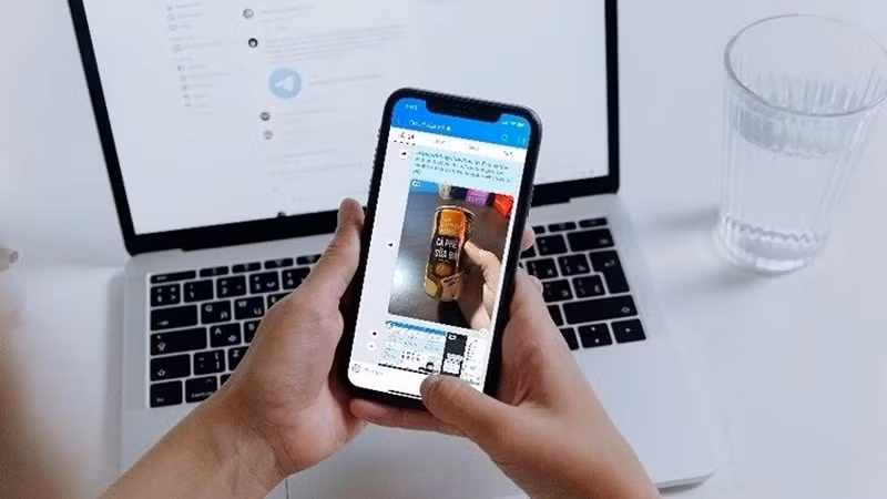 Một nguyên nhân ít được chú ý là tính năng tự động tải ảnh, video và tài liệu từ các ứng dụng nhắn tin, bởi mỗi tệp được gửi đến đều tự động lưu vào bộ nhớ mà người dùng không hề hay biết, vì vậy việc tắt chế độ tự động tải xuống sẽ giúp tiết kiệm đáng kể dung lượng lưu trữ, đặc biệt với những người thường xuyên tham gia nhiều nhóm trò chuyện.