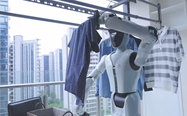 Một công ty công nghệ tại Trung Quốc vừa gây chú ý khi công bố kế hoạch đưa 100 robot quản gia hình người vào các hộ gia đình dùng thử miễn phí, mở ra viễn cảnh robot osin không còn chỉ tồn tại trong phim khoa học viễn tưởng mà đang dần bước vào cuộc sống thực tế của con người.