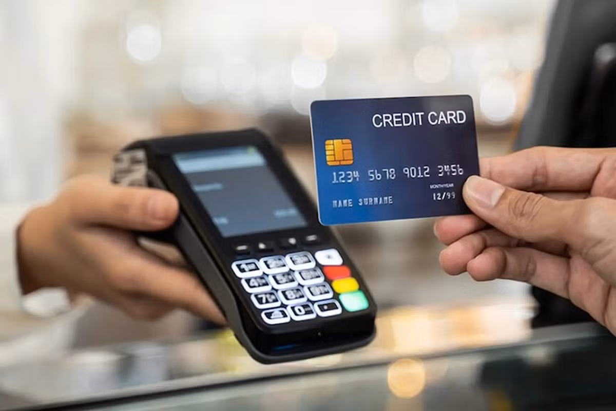 Không ít người chọn cách trả số tiền tối thiểu mỗi kỳ, nhưng thực tế lại phải gánh mức lãi suất cao tới 30% mỗi năm.